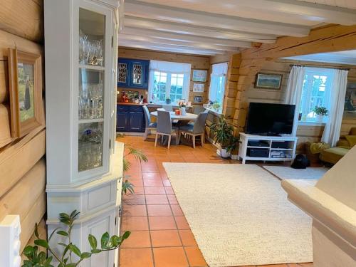 Posezení v ubytování Tømmerhus nær Tusenfryd utenfor Oslo.