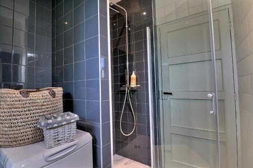 a shower with a glass door in a bathroom at Appartement 1 chambre L'ANSE MORGANE in Dinard