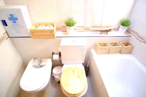 Baño pequeño con aseo y lavamanos en 2 bedrooms property with wifi at Avila, en Ávila