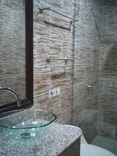 Bajo Boquete的住宿－ROCCA VENTO，一间带玻璃水槽和淋浴的浴室