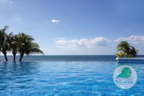Πισίνα στο ή κοντά στο Beachfront Luxury Suite for up to 6 people!