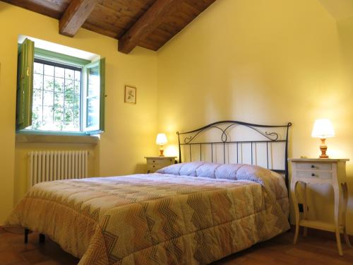 a bedroom with a bed and a window at La Luna Nel Pozzo in Castiglion Fibocchi