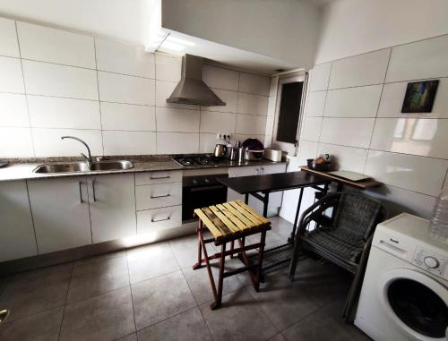 曼雷沙的住宿－ArtStudio Double，厨房配有桌子、水槽和炉灶。