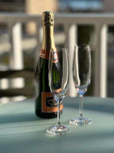- deux verres à vin assis à côté d'une bouteille de champagne dans l'établissement Cannes vue mer, à Cannes