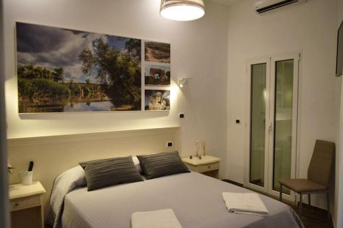 een slaapkamer met een bed en een schilderij aan de muur bij One bedroom property with wifi at Canosa di Puglia in Canosa di Puglia