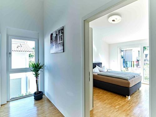 1 dormitorio con cama y ventana grande en 3 bedrooms house with wifi at Bodman Ludwigshafen, en Bodman-Ludwigshafen