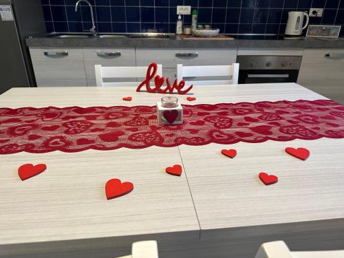 une table avec des cœurs de valentine sur elle dans l'établissement La Dimora del Turano, à Castel di Tora