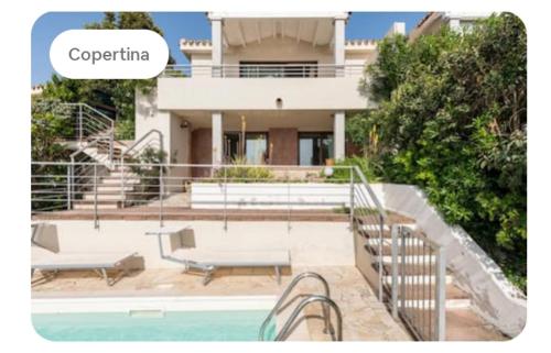 une maison avec une piscine en face d'une maison dans l'établissement Camera con uso piscina vista mare, à Terra Mala