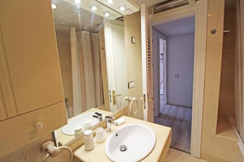 Castle views. Terrace. Design style. AC. Wifi. Refurbished. Supercentric.