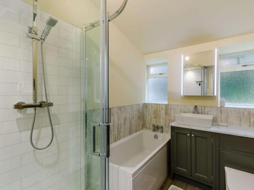 uma casa de banho com um chuveiro, um lavatório e uma banheira em 3 Bed in Leyburn 89746 em Spennithorne