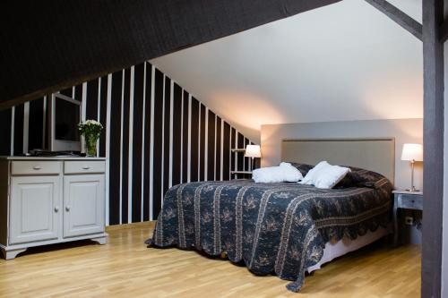 - une chambre avec un lit et 2 oreillers dans l'établissement Le Quatorze bis, à Compiègne
