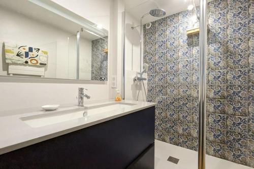 uma casa de banho com um lavatório e um chuveiro em Le 828 : appartement en plein centre de Vannes em Vannes