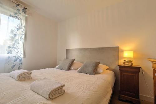 um quarto com uma cama com duas almofadas em Le 828 : appartement en plein centre de Vannes em Vannes