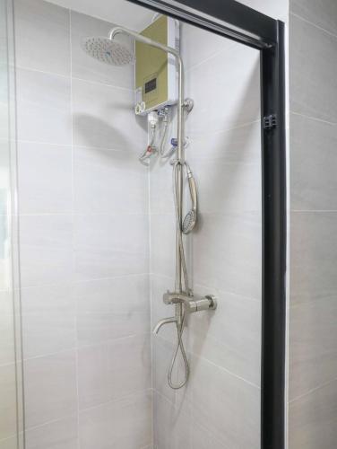 Laurel Hill-Suites في نيروبي: دش مع رأس دش في الحمام