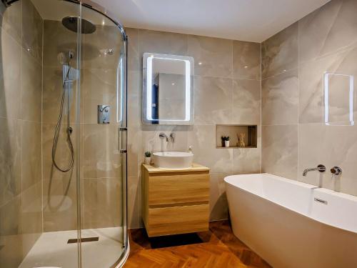 比迪福德的住宿－4 Bed in Westward Ho 86640，带浴缸、水槽和淋浴的浴室