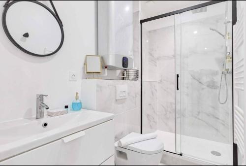 e bagno con doccia, servizi igienici e lavandino. di Appartement cosy proche Arc de Triomphe - 4P a Parigi