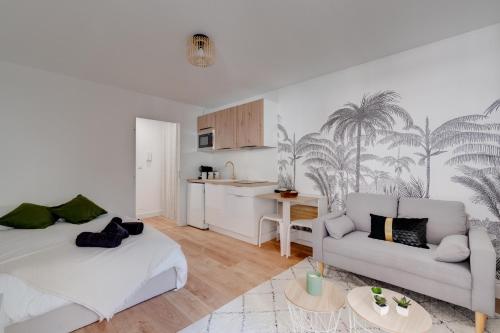 - un salon blanc avec un lit et un canapé dans l'établissement Studio Place Dupuy, clim, parking, terrasse, à Toulouse