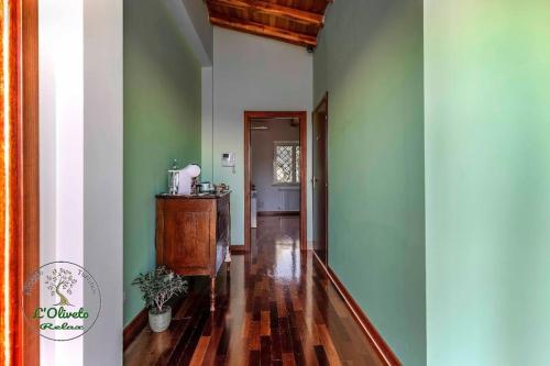 a hallway with green walls and a wooden floor at Oliveto Relax Alloggio Turistico in Rome