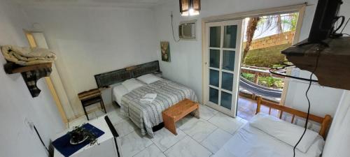 um quarto com uma cama, um sofá e uma janela em Residencial Santa Maria em Laguna
