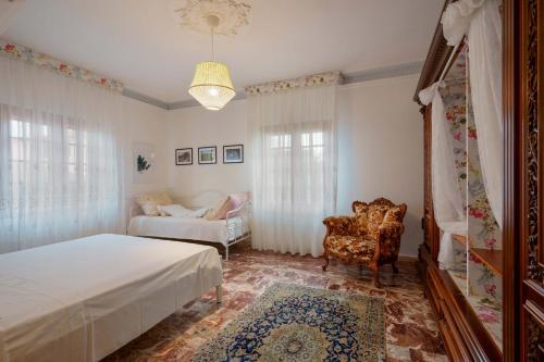 - une chambre avec un lit, une chaise et un canapé dans l'établissement BB 1987 Pula, à Pula