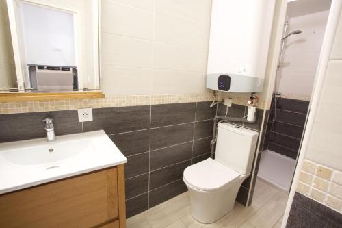 une salle de bain avec toilettes et lavabo dans l'établissement * Hossegor * Climatisé * Plage * Surf * Couple, à Soorts-Hossegor