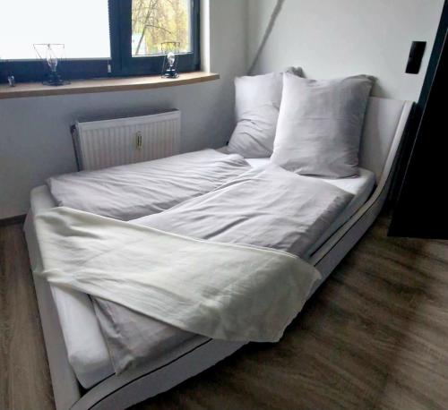 Een bed of bedden in een kamer bij schicke und moderne Unterkunft nähe Messe Düsseldorf