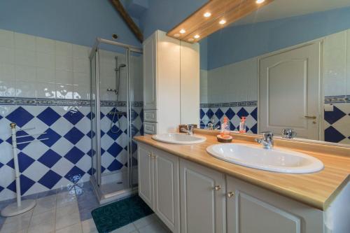 une salle de bain avec deux lavabos et une douche dans l'établissement Domaine de Balesta, à Roquefort-sur-Garonne