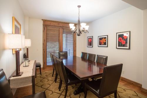 comedor con mesa de madera y sillas negras en Silver Aspen - Five Bedroom Loft Luxury Townhome Hotel Room, en Solitude