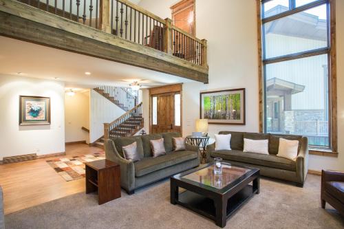 una sala de estar con un sofá y una mesa en Silver Aspen - Five Bedroom Loft Luxury Townhome Hotel Room, en Solitude