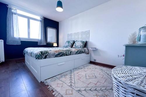 une chambre avec un lit et une fenêtre dans l'établissement Elégant avec terrasse vue mer, à Antibes