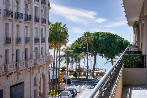 d'un balcon offrant une vue sur l'océan. dans l'établissement REF 1933 - Cannes - Apartment for rent, à Cannes