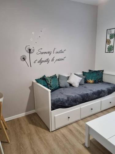 une chambre avec un lit dans une pièce dans l'établissement La Cigale, à Soissons