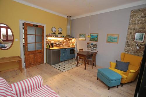 ein Wohnzimmer mit einem Sofa und einem Tisch in der Unterkunft Green Tree Apartment in Pécs