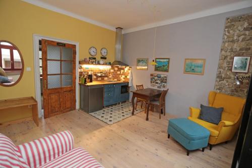 salon z kanapą i stołem w obiekcie Green Tree Apartment w mieście Pecz