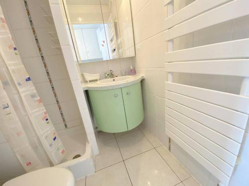 ein weißes Bad mit einem Waschbecken und einem WC in der Unterkunft Studio 106, Port Vénus au village naturiste in Cap d'Agde
