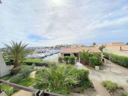 - une vue sur un port de plaisance avec des bateaux dans l'établissement Studio 106, Port Vénus au village naturiste, au Cap d'Agde