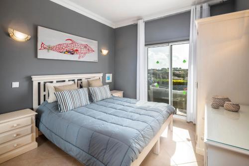 Кровать или кровати в номере Boavista Golf & SPA Swan apartment
