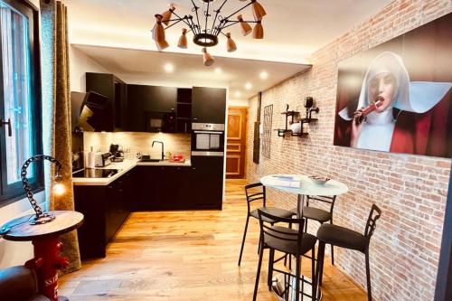 une cuisine avec une table et des chaises dans une pièce dans l'établissement HUDSON HIGHLANDS Annecy Rent Lodge, à Annecy