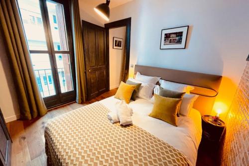 une chambre avec un lit avec un ours en peluche dessus dans l'établissement HUDSON HIGHLANDS Annecy Rent Lodge, à Annecy