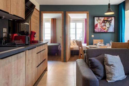 une cuisine et un salon avec un canapé et une table dans l'établissement OURAL Annecy Rent Lodge, à Annecy