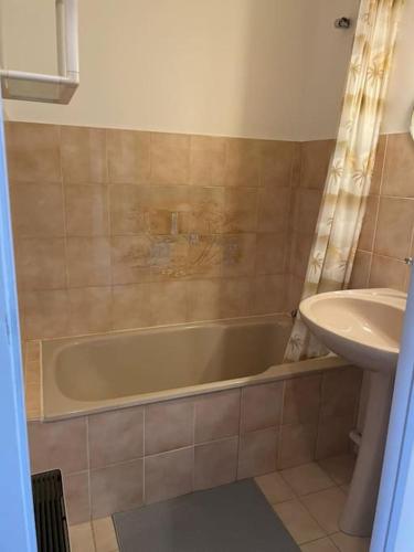 une salle de bain avec une baignoire et un lavabo dans l'établissement Studio cabine climatisé, à Sanary-sur-Mer
