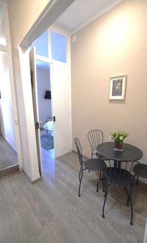 a dining room with a table and chairs at Suites DP Setúbal in Setúbal