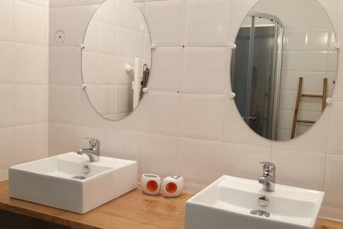 un bagno con due lavandini e uno specchio di Duplex 4 pers, plein centre de Montignac-Lascaux a Montignac