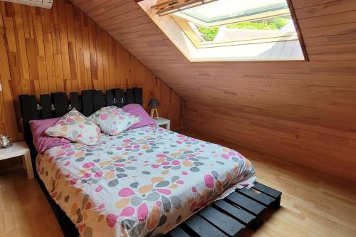 una camera da letto con un letto in una stanza con una finestra di Duplex 4 pers, plein centre de Montignac-Lascaux a Montignac