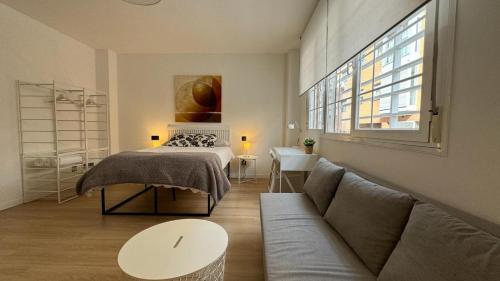 ein Wohnzimmer mit einem Bett und einer Couch in der Unterkunft Room Pinar - Apartamento con todas las comodidades - VT 14178 in Madrid