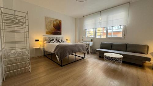 ein Wohnzimmer mit einem Bett und einer Couch in der Unterkunft Room Pinar - Apartamento con todas las comodidades - VT 14178 in Madrid