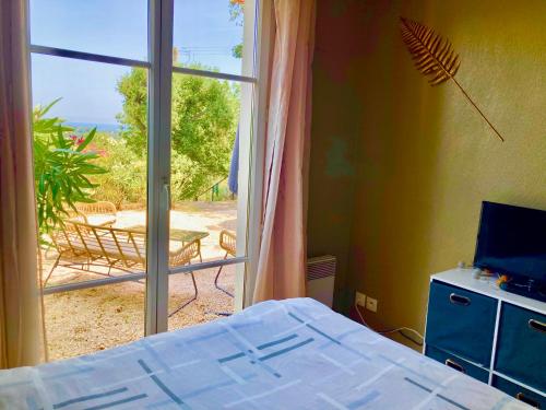 En eller flere senge i et værelse på Les Restanques bougainvillée 2051