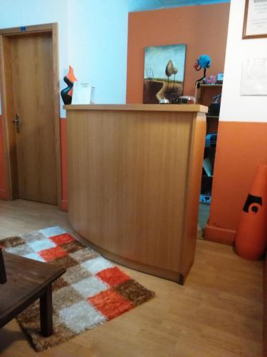 an office with a reception desk and a counter at Hospedaria 5 Bicas in Aveiro