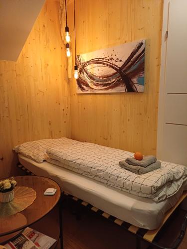 Cette chambre comprend deux lits et un tableau mural. dans l'établissement Egon's Home - Urlauben in Top Lage, à Sankt Jakob in Haus
