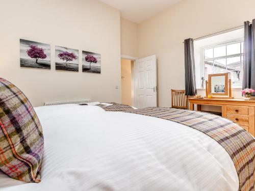 a bedroom with a white bed and a window at 2 Bed in Kirriemuir 80719 in Pearsie